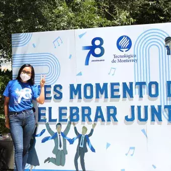 Alumnos tomándose fotografía en mural conmemorativo al 78 Aniversario del Tec, campus Monterrey