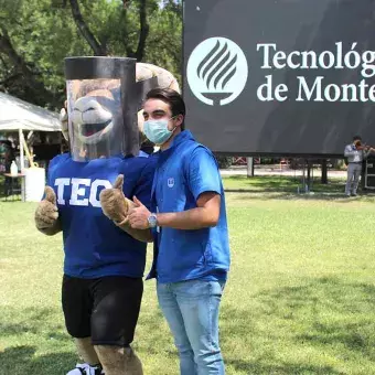 Alumno tomándose foto con Teus durante celebración del 78 Aniversario del Tec en campus Monterrey