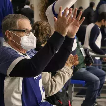 Aficionados de todas las edades se dieron cita en el estadio para apoyar al equipo local