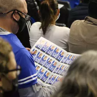 Padres de familia no dudaron en apoyar al equipo azul y blanco