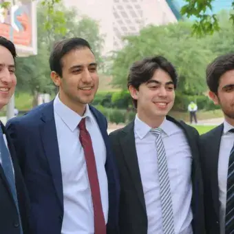 Ingenieros se toman una foto 
