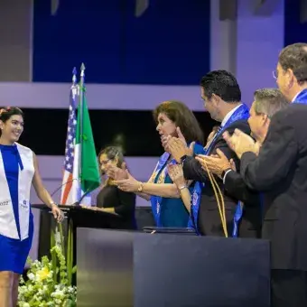 Ana Camila Padilla al momento de recibir su reconocimiento