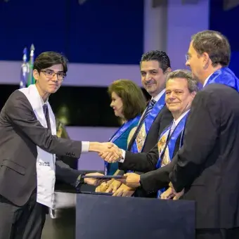 Juan Pablo Villalobos al momento de recibir su reconocimiento