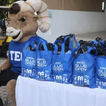 Teus preparándose para regalar varios paquetes