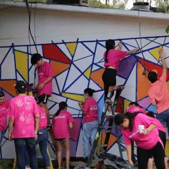 Los voluntarios realizaron pintas de murales en las escuelas públicas.