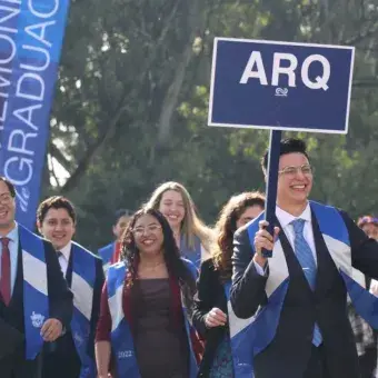 Grupo de egresados de la carrera de arquitectura de campus Estado de México