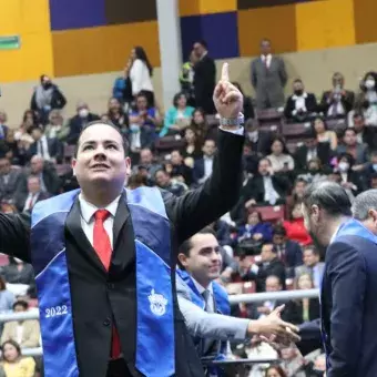 Alumno del Campus Estado de México alzando sus manos y el título 