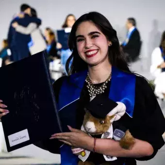 Alumna de campus Monterrey mostrando su título