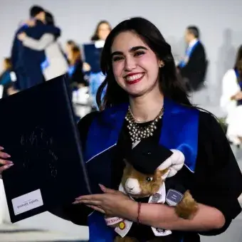 Alumna de campus Monterrey mostrando su título
