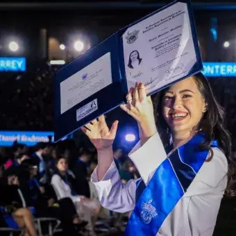 Alumna de campus Monterrey levantando su título profesional