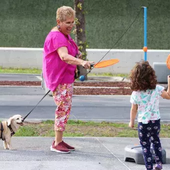 Una señora disfruta de un juego junta a su nieta.