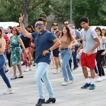 Gente bailando música salsa.