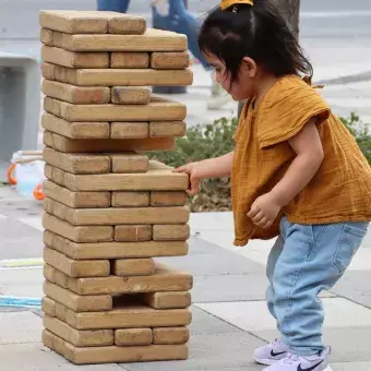 Una niña jugando jenga.