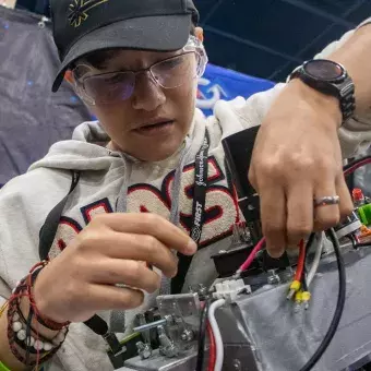 Alumno de PrepaTec arregla su robot en mundial de FIRST.