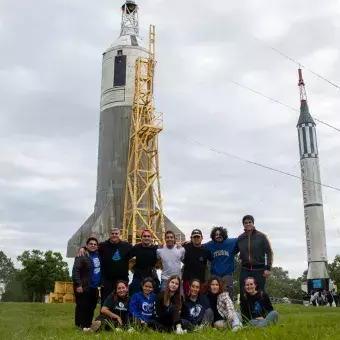 Alumnos de PrepaTec visitan museo de la NASA en Houston durante mundial de FIRST.