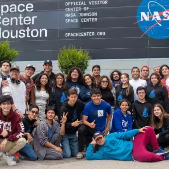 Estudiantes de PrepaTec participan en mundial de FIRST visitan la NASA.