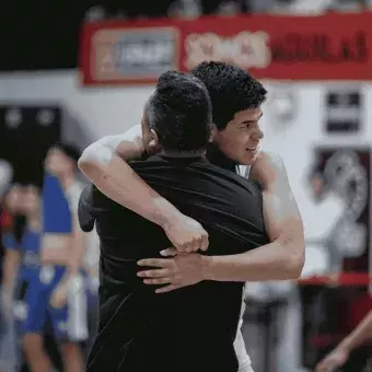 Abrazo entre Coach y jugador de Borregos Hidalgo 