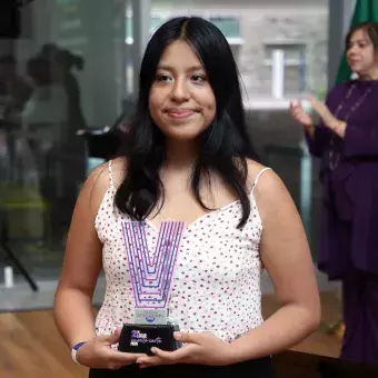 La alumna Astríd Media de PrepaTec Zacatecas con su primer lugar en el cuento largo en VibrArt 2023