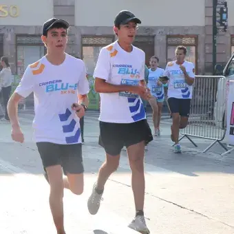 Amigos corriendo