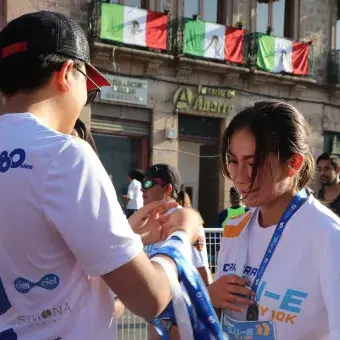 Dando la medalla