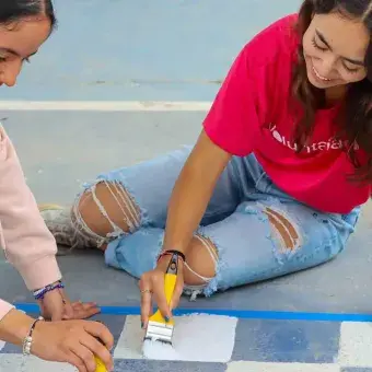 Alumnos pintando en Voluntariado Tec