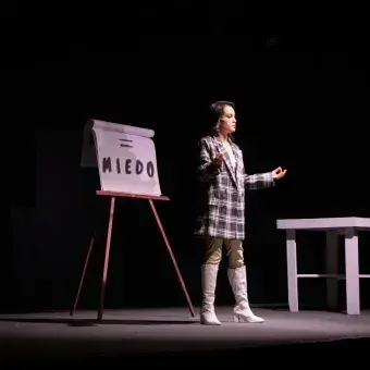 Embajadora y miembro del representativo de teatro en su monólogo acerca del miedo
