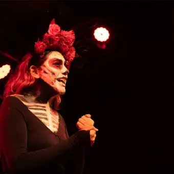 Estudiante caracterizada como catrina en su monólogo acerca de la muerte