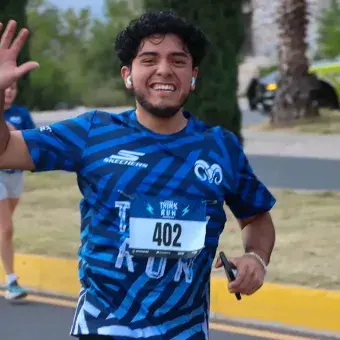 Participante saludando a la cámara 