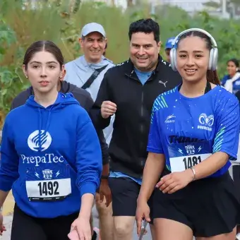 Corredoras en pista sonriendo a la cámara 