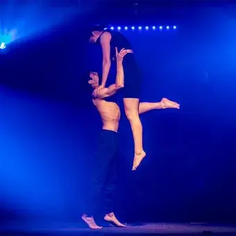 Nallely y Karol, actores y bailarines, congelados en un movimiento dramatico mostrando en plena presentación de Tec's Got Talent.