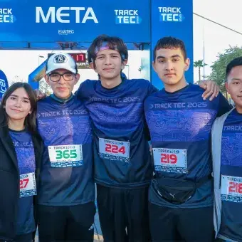 Alumnos de PrepaTec posando juntos en la carrera Track Tec