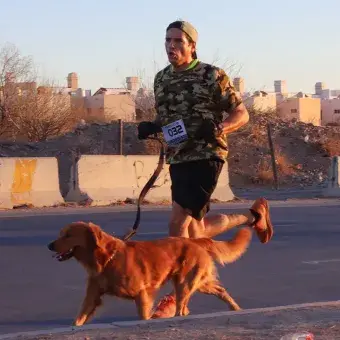 Hombre corriendo con su perro