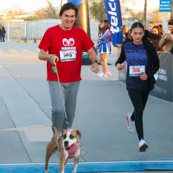 Hombre corriendo con su mascota