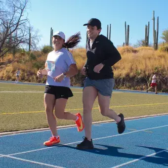 Personas corriendo en la pista