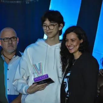 Estudiante de tec tampico presentando su número artístico en festival de arte