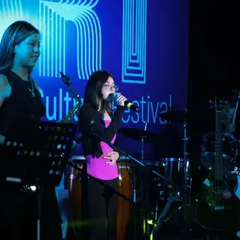 Estudiante de tec tampico presentando su número artístico en festival de arte