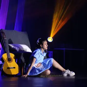 Estudiante de tec tampico presentando su número artístico en festival de arte