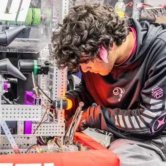 Reparan robot en los pits durante la competencia de FIRST Regional Lag