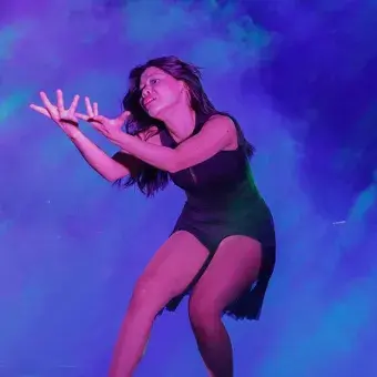 Estudiante bailando
