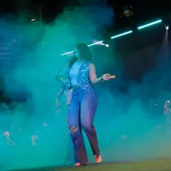Estudiante bailando
