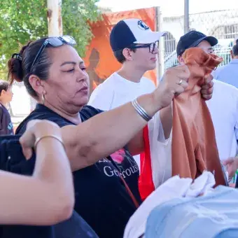Mujer viendo ropa.