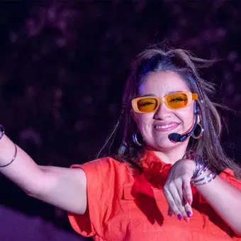 Alumna cantando en musical.