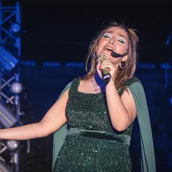 Alumna cantando en musical.
