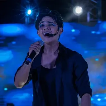 Alumno cantando en musical.
