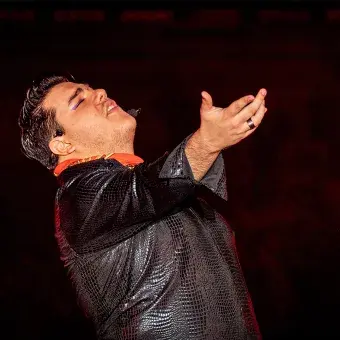 Alumno cantando en musical.