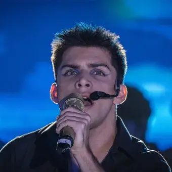 Alumno cantando en musical.