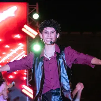 Alumno cantando en musical.