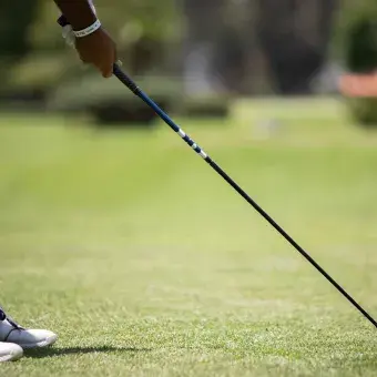 Detalle de un jugador preparando su salida desde el tee con driver y pelota amarilla durante el torneo EXATEC Blue Open en el Club de Golf Pachuca, organizado en apoyo a Líderes del Mañana.